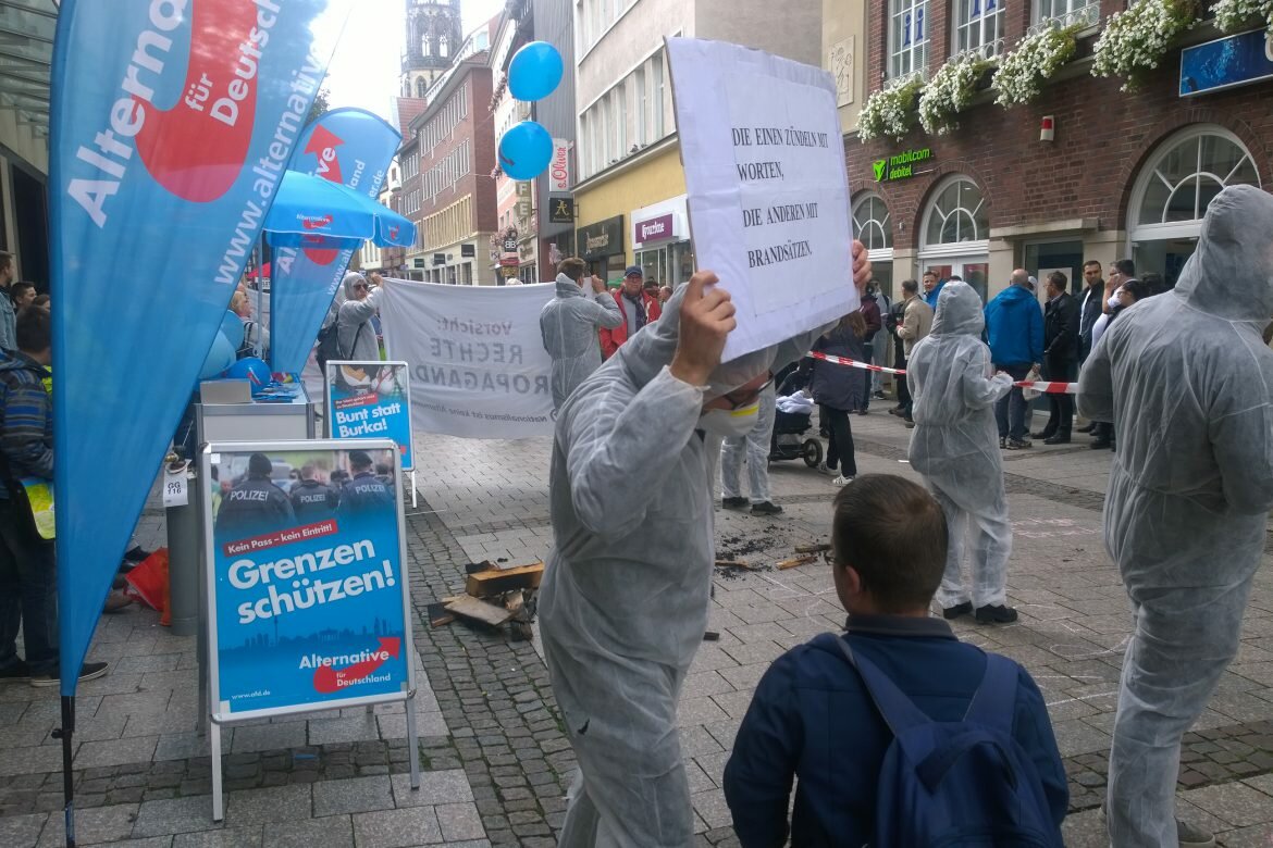 Demonstranten sperrten den Wahlkampfstand der AfD Münster ab.