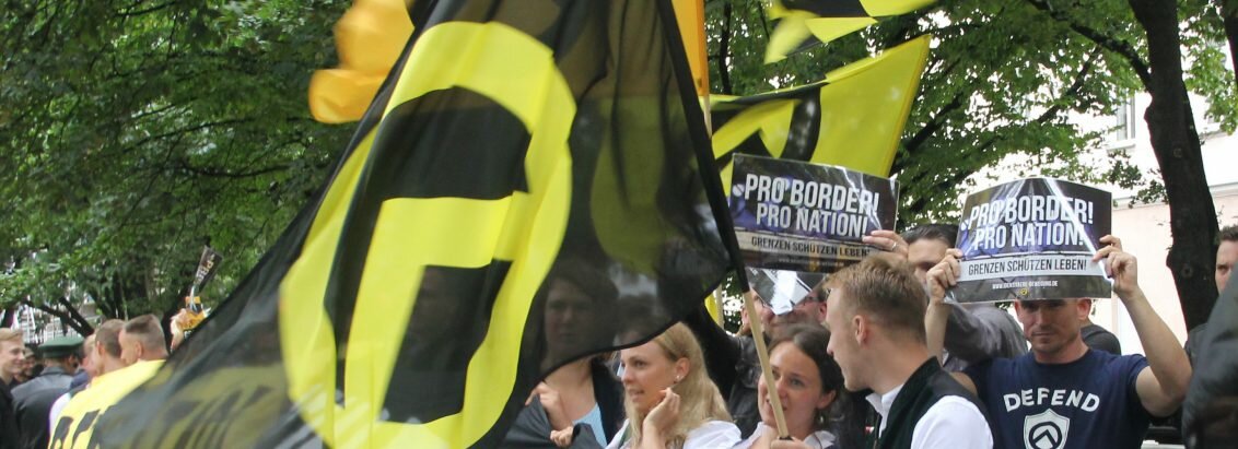 Identitäre Bewegung: Aktivisten bei einer Kundgebung in München im Oktober 2016. (Foto: Igor Netz/CC BY-NC-ND 2.0/Bildausschnitt bearbeitet)