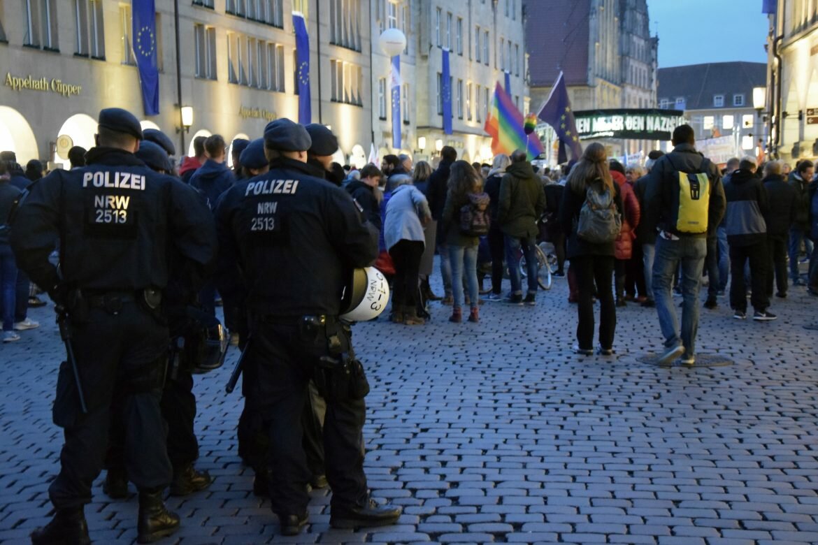Grundrecht Versammlungsfreiheit: Polizisten beobachten eine Demonstration gegen den AfD-Neujahrsempfang im Februar 2019. (Foto: Archiv/Tanja Sollwedel)
